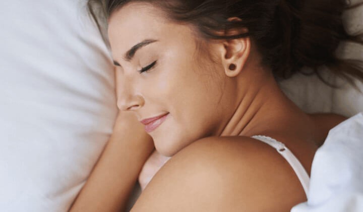 Schlafende Frau Jetlag: Schlafstörungen durch Zeitverschiebung