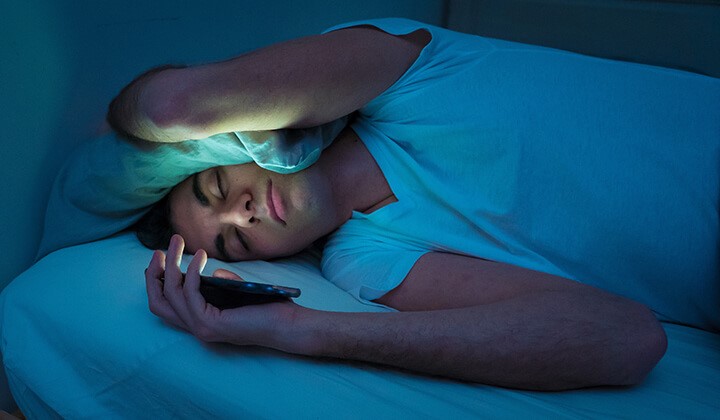 Mann mit Schlafstörungen wegen Stress Schlafrhythmus durch Schlafstörungen gestört