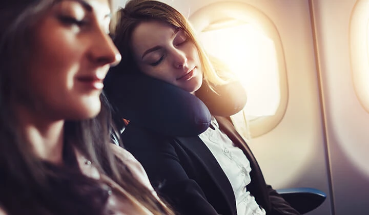 Freundinnen schlafen im Flugzeug Freundinnen schlafen im Flugzeug