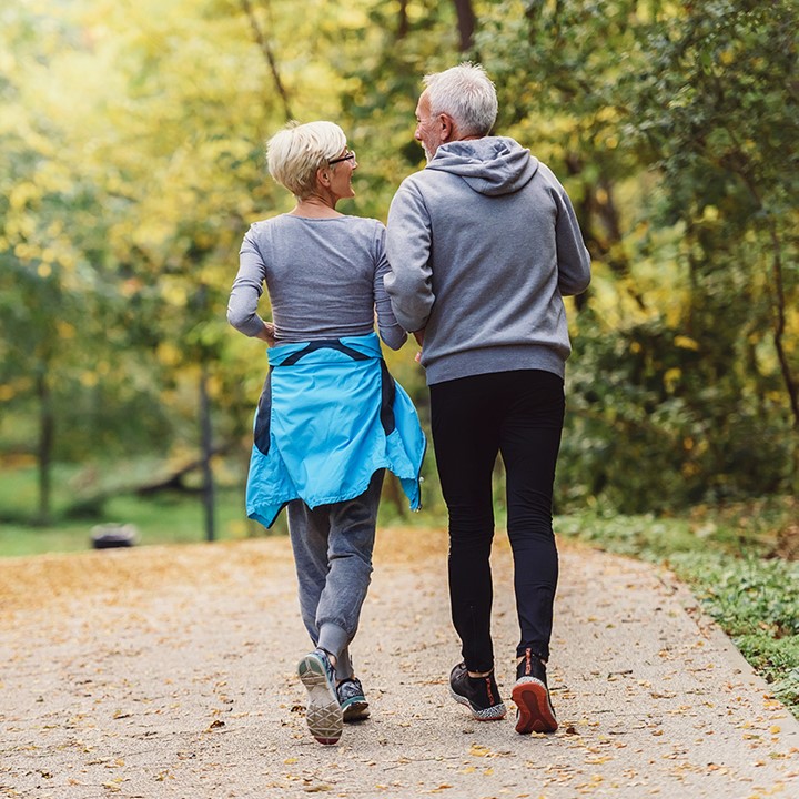 Älteres Paar beim Walking Ausreichend Bewegung bei Schlaflosigkeit im Alter
